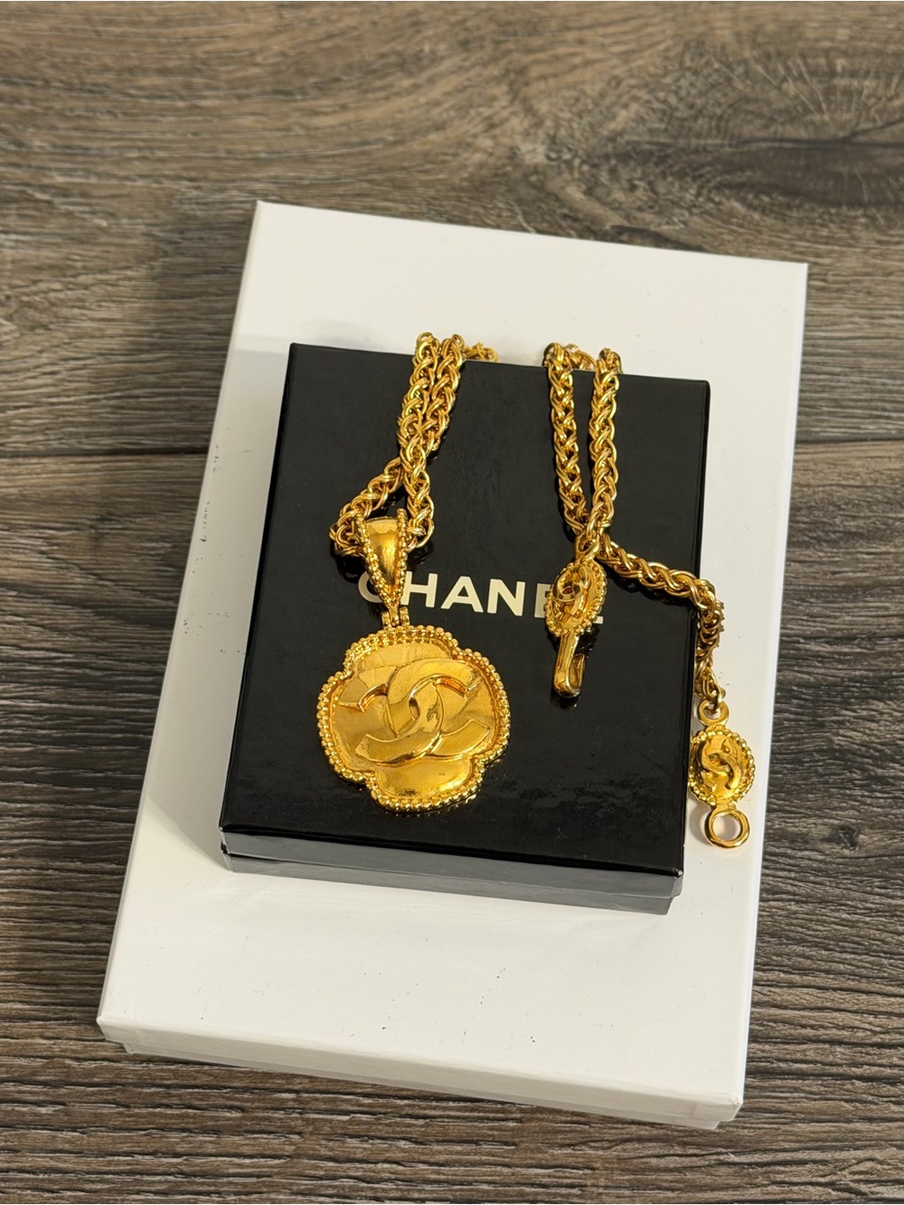 CHANEL Vintage Gold CC Clover Pendant Chain Pendant Necklace, 1996 - Picture 9 of 9